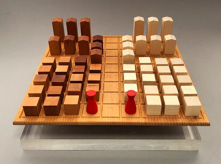 Urbino’s wooden board and pieces.