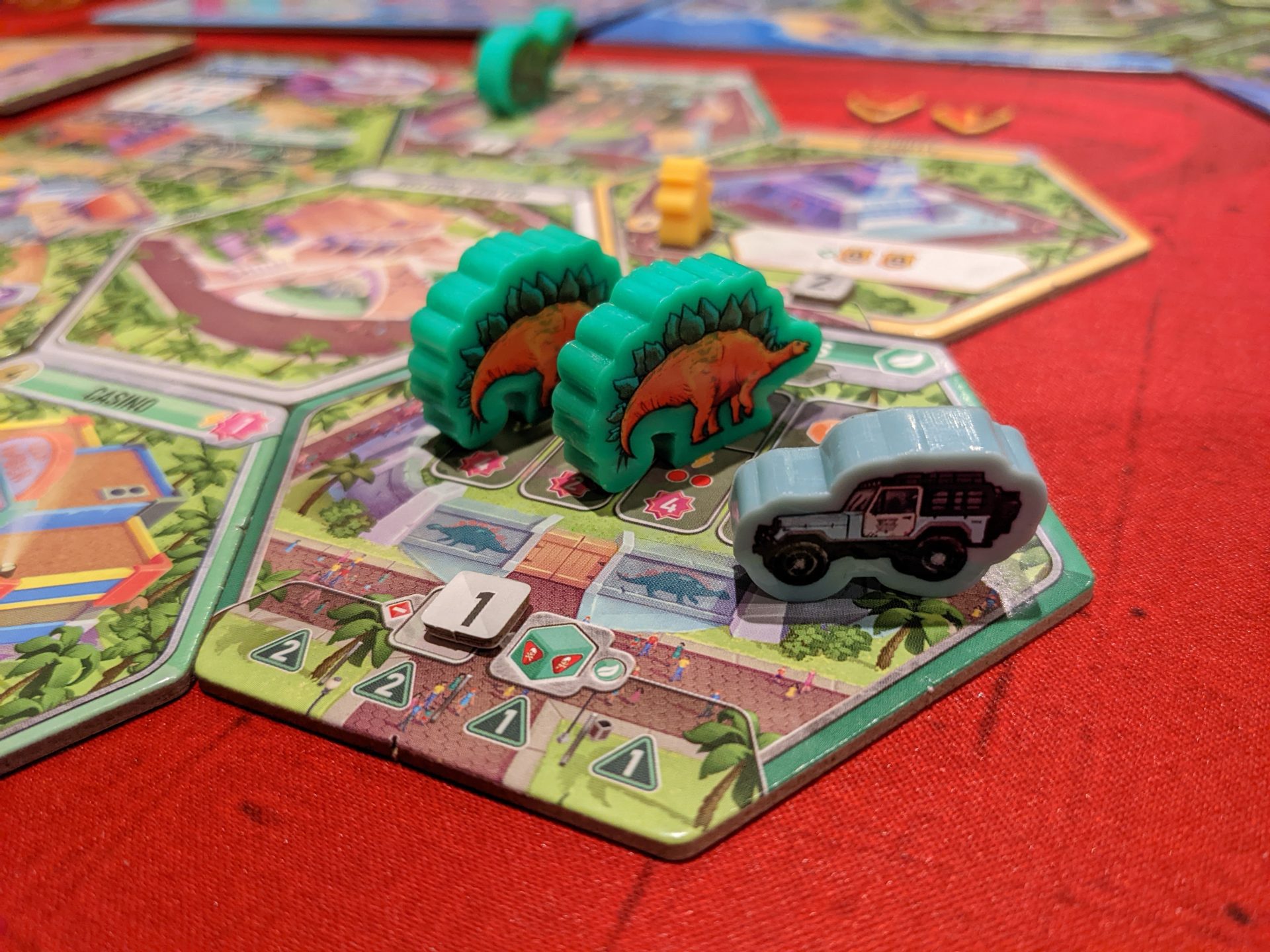 Meeplebr Jogos - Não poupe despesas! Em Ilha dos Dinossauros os jogadores  assumem o papel de gerentes em um parque repleto de criaturas vindas dos  períodos jurássico, triássico e cretáceo. Melhore seu