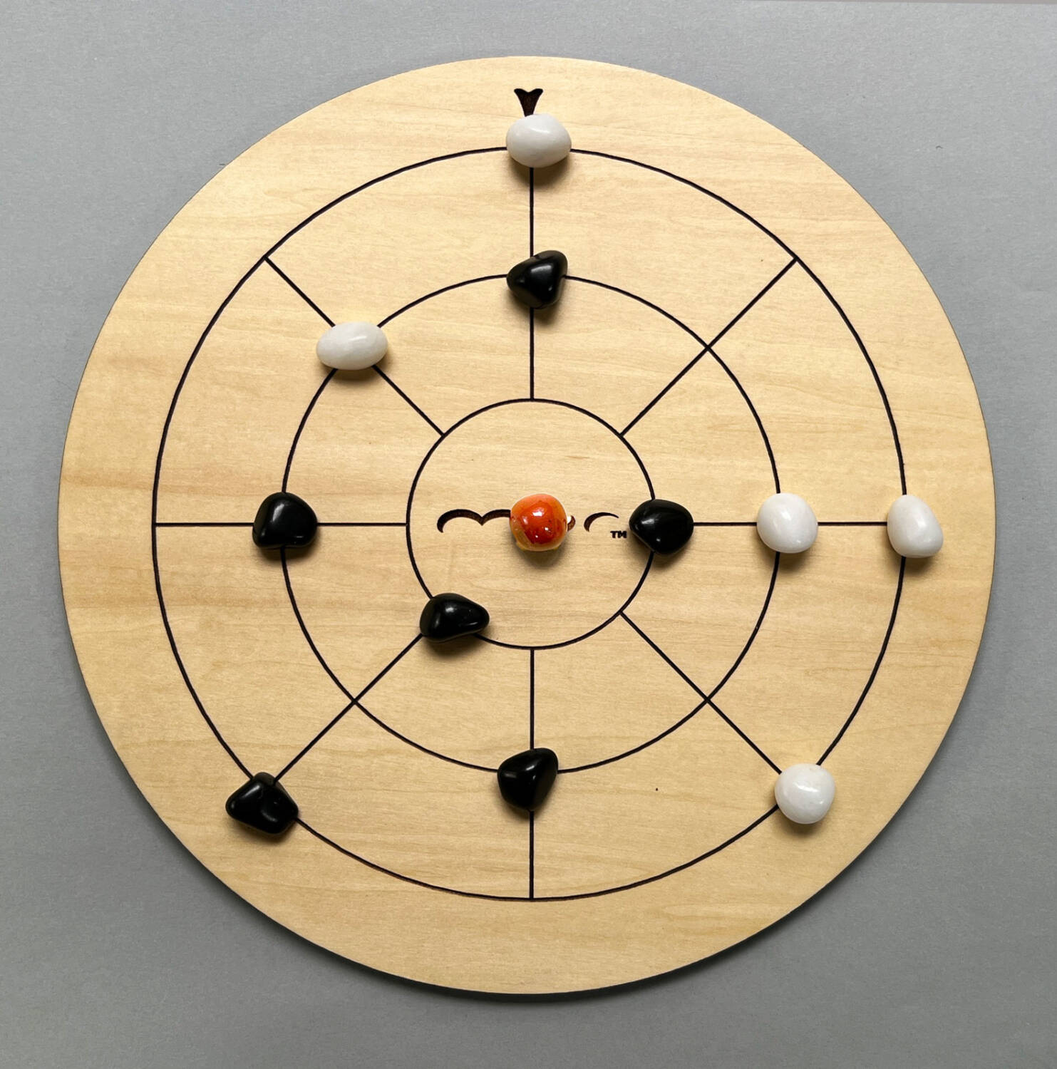In the example illustrated above, after black won the game, the red Mur Stone would be placed in the center of the board. With the exception of the Mur Stone, the next game starts where the last game ended.