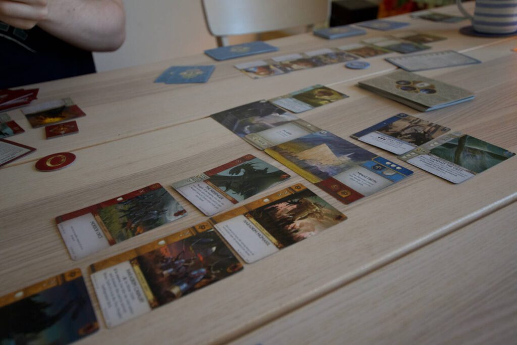 A large number of cards have been played to the Battleground for this round.